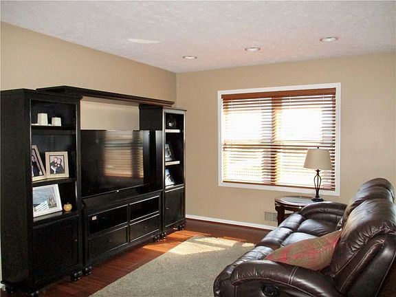 5th image of 450 Highfield Dr