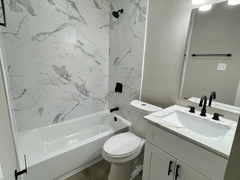 305 W 39th 1/2 St #1-205 — Photo 6