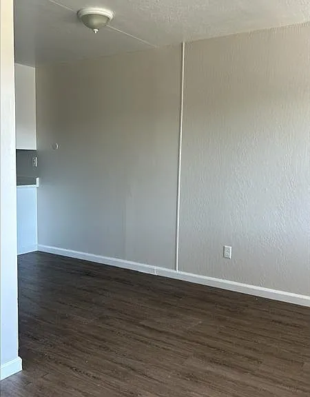 901 Martin Cir #10 — Photo 2