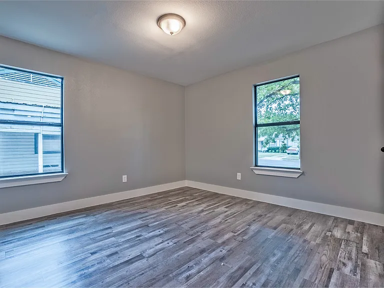2423 Fenwick Dr — Photo 8