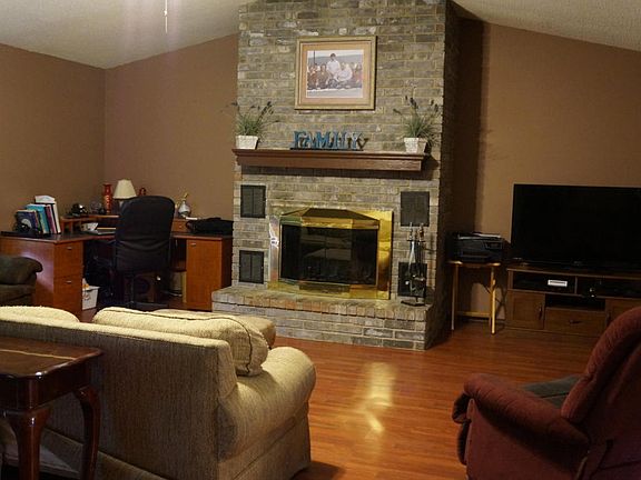 4th image of 109 Dawn Cir
