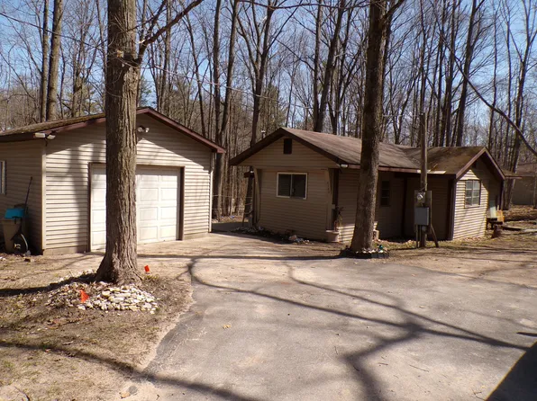 4745 Oakwood Dr, Lake Ann, MI 49650