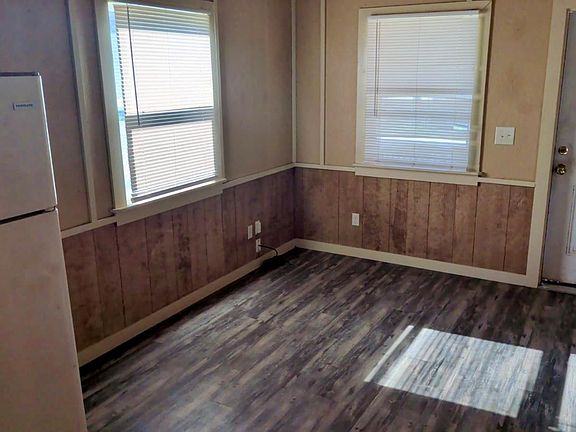 3rd image of 401 N Clegg St