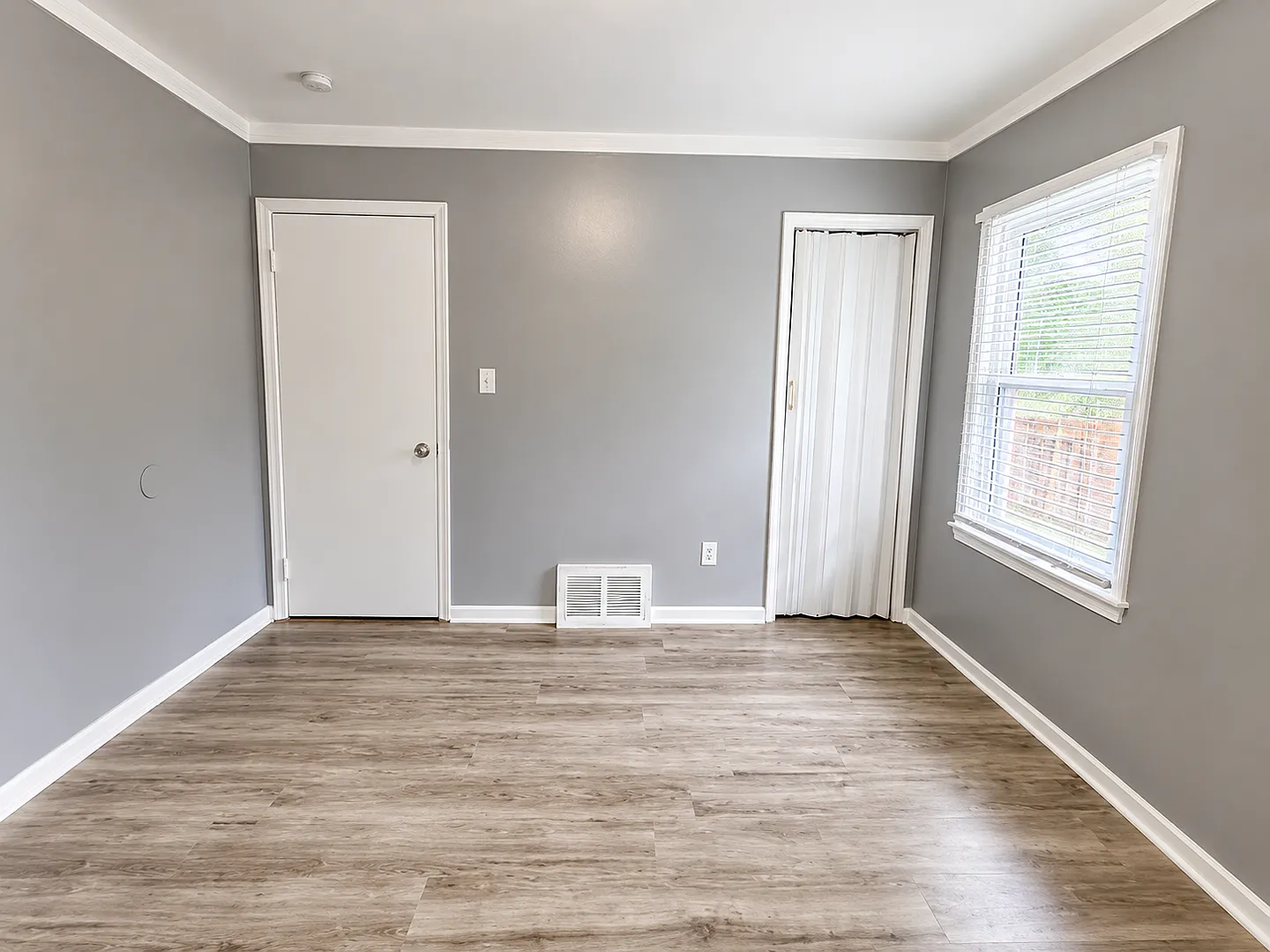 3 bed, 1.0 bath, 1100 sqft, $1,300 — Photo 3