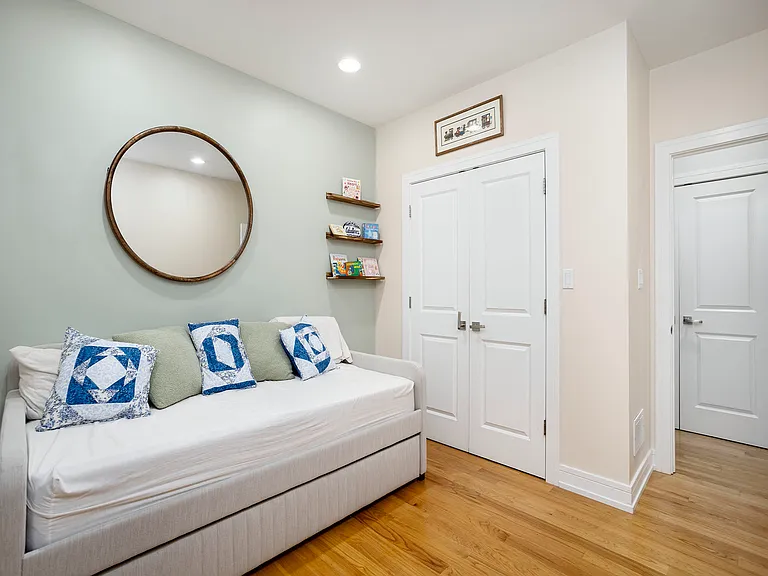821 W Roscoe St #1 — Photo 15