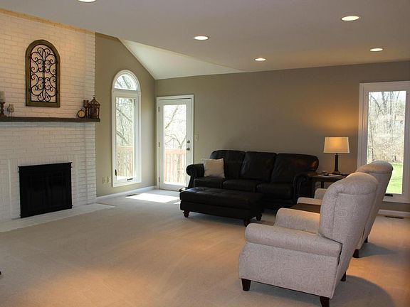 5th image of 945 Woodsedge Ln