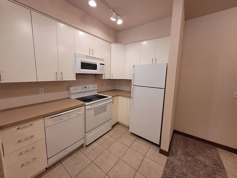910 Gladstone St #110 — Photo 6