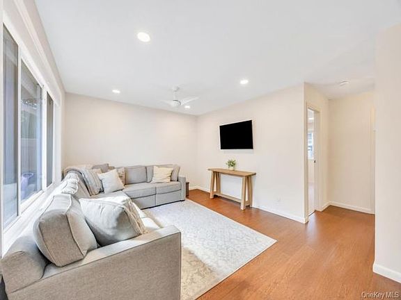 5th image of 234 Springmeadow Dr Unit I