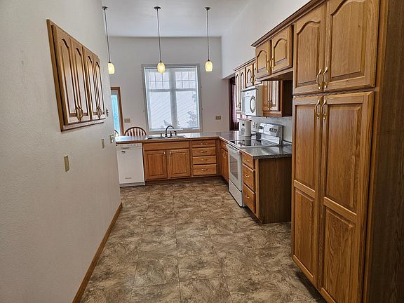 4th image of 205 1st St N