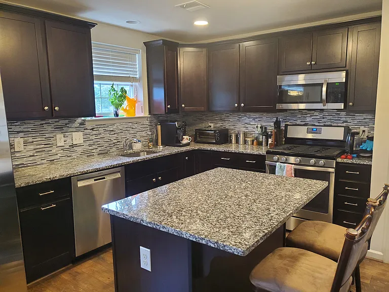 3894 Ashland Dr — Photo 2