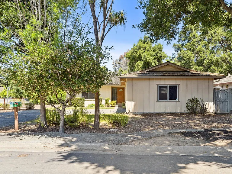 866 Woodland Ct — Photo 4