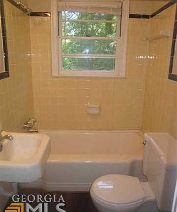 Vintage-tiled bathroom