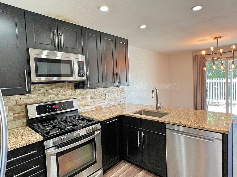 3032 S Macon Cir — Photo 10