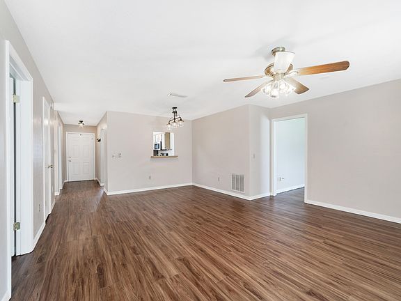 2nd image of 829 Acorn Ln