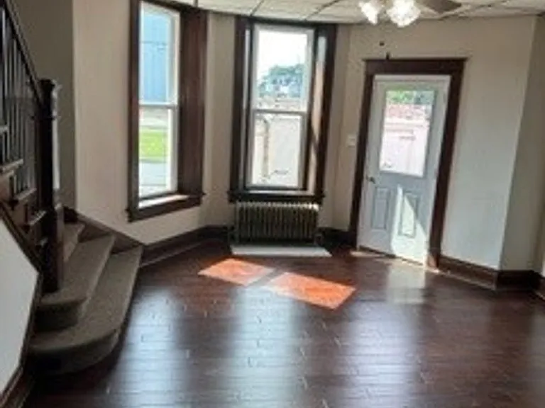 402 N Railroad St — Photo 1
