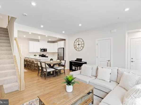 2437 Silver Line Aly Unit 69A, Herndon, VA 20171