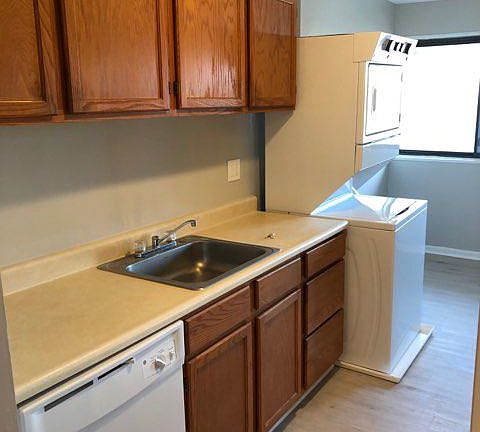 3rd image of 160 Royal Oak Dr APT J
