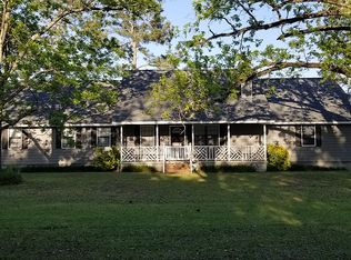 388 Swallow Ln, Wray, GA 31798