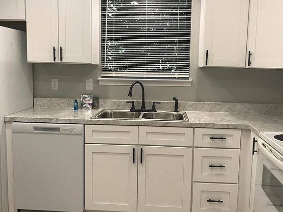 4th image of 415 Parkview Dr W