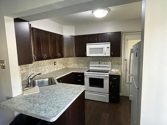 4th image of 7424 Hazelcrest Dr APT B