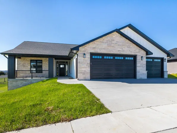 4449 Barnwood Ln, Dubuque, IA 52002