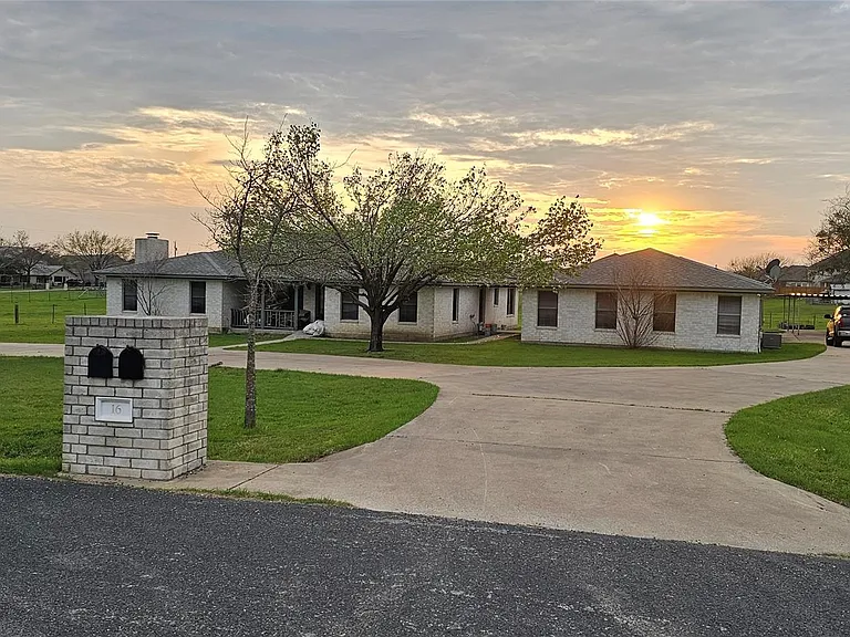 16 Brenda Ln — Photo 1