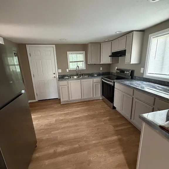 985 Oregon St — Photo 1