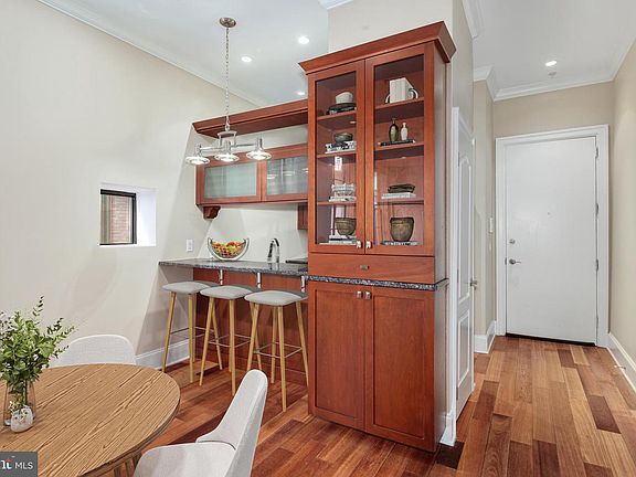 3rd image of 2049 Walnut St APT 1R