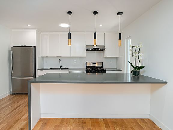 2nd image of 527 Oregon St