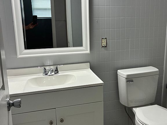 3rd image of 180 Maple Dr