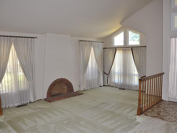 3rd image of 1087 Mountain Shadows Rd