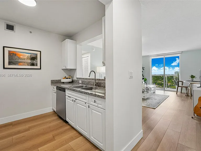 900 SW 8th St #1609 — Photo 6
