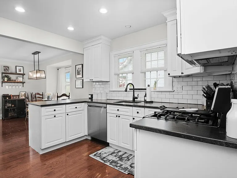 24 Nicholas Ave — Photo 10