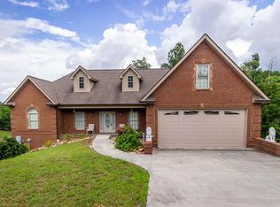 1009 Silver Oak Ct, Dandridge, TN 37725