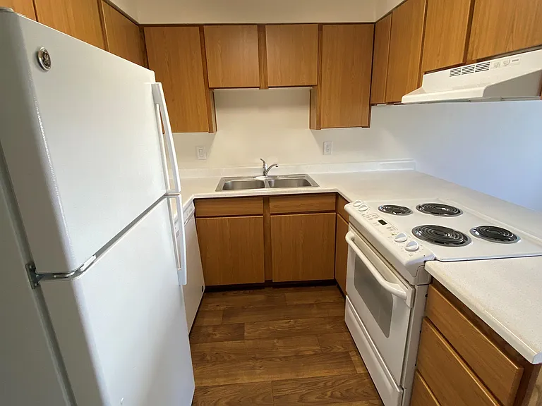 Willow Creek Apartments — Photo 25
