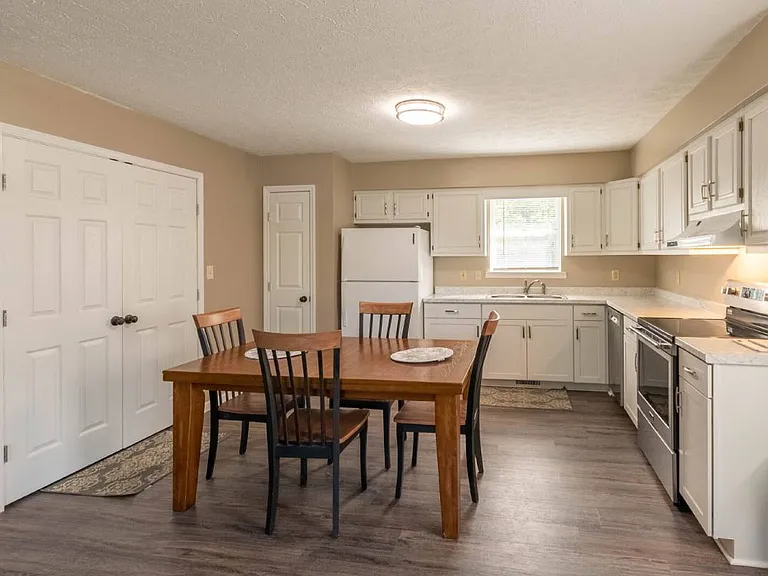 118 E Acres Ave #B — Photo 6