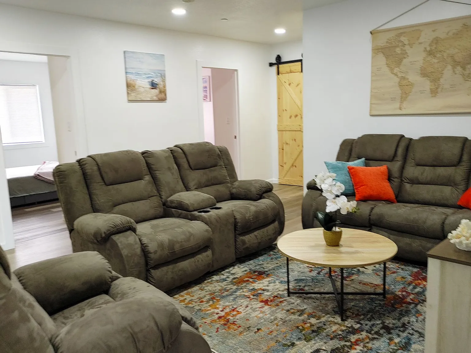 4 bed, $2,500 — Photo 2