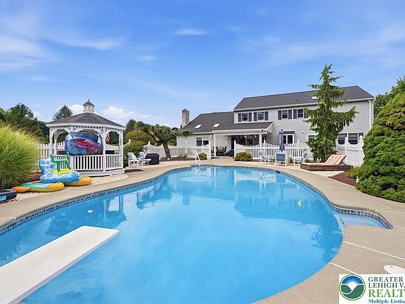 3rd image of 2101 Schroettner Cir