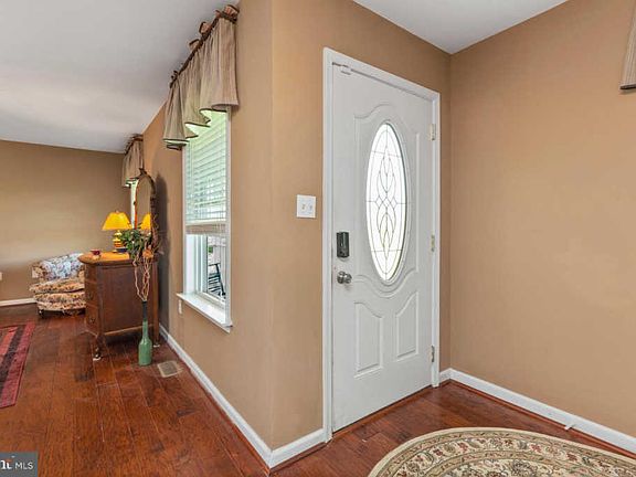 4th image of 124 Brooke Ln