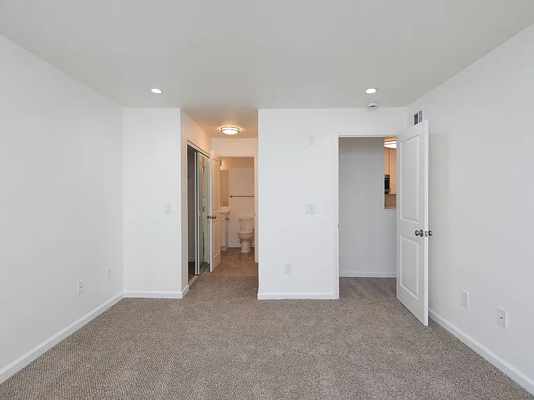 Mission Pacific Apartments — Photo 31