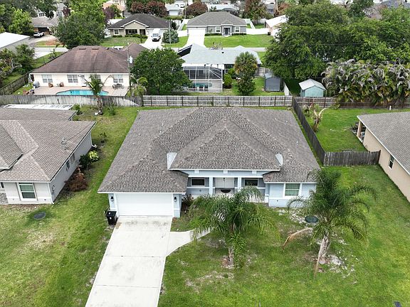 4th image of 134 NW Heather Street