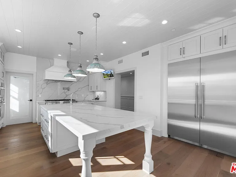 566 Ida St — Photo 15