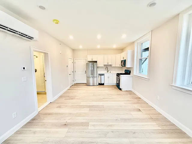 220 Winthrop St #201 — Photo 3