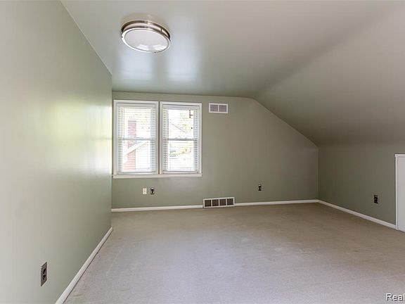 2nd image of 915 E 2nd St #1