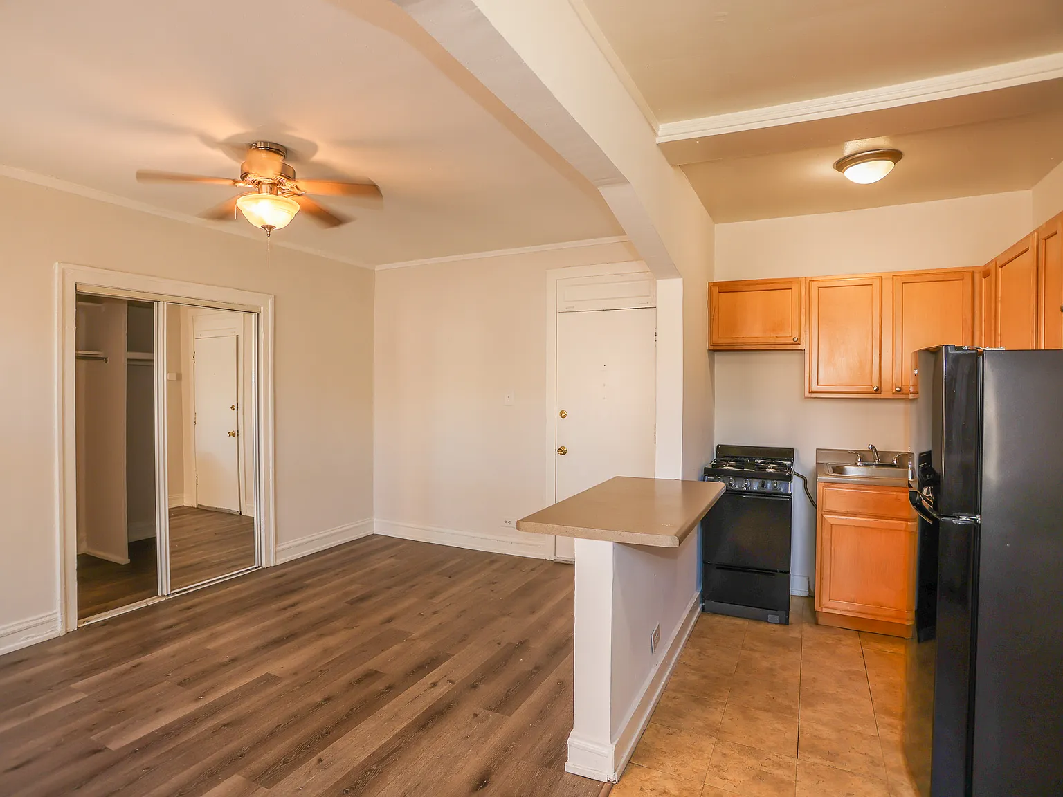 Studio, 1.0 bath, $1,050 — Photo 2