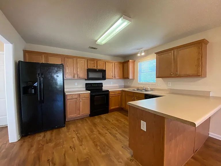 354 Bridgewater Cir — Photo 3