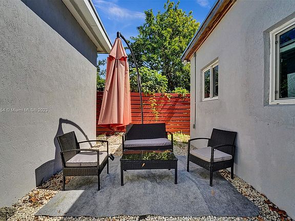 5th image of 418 NW 47th St #D