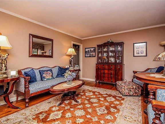 4th image of 110 Balsam St