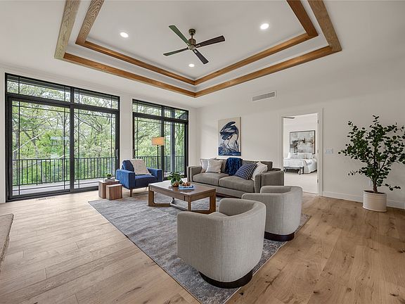 4th image of 215 Northridge