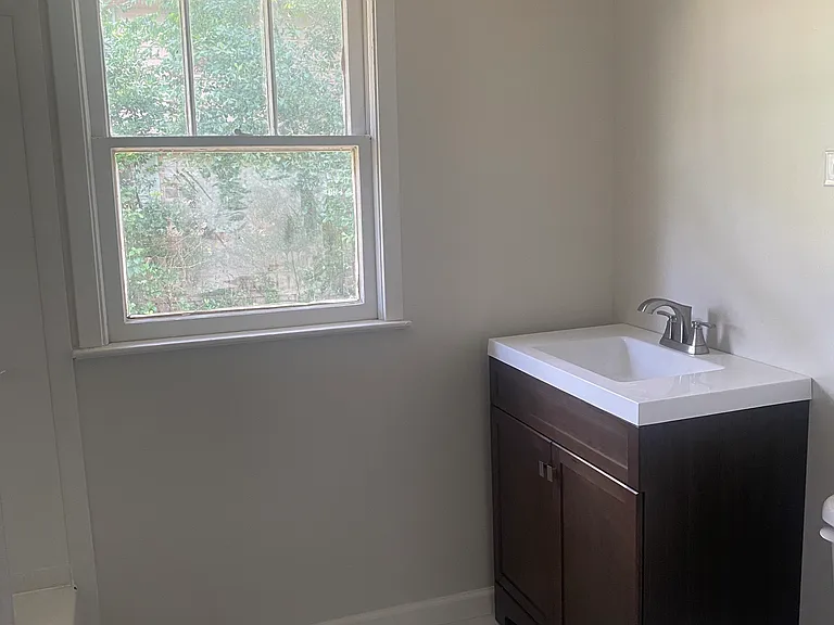 406 Chester Ave — Photo 4